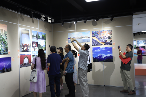 鼎红金投 “随手拍·我的国”福建厦门市职工手机摄影展开幕