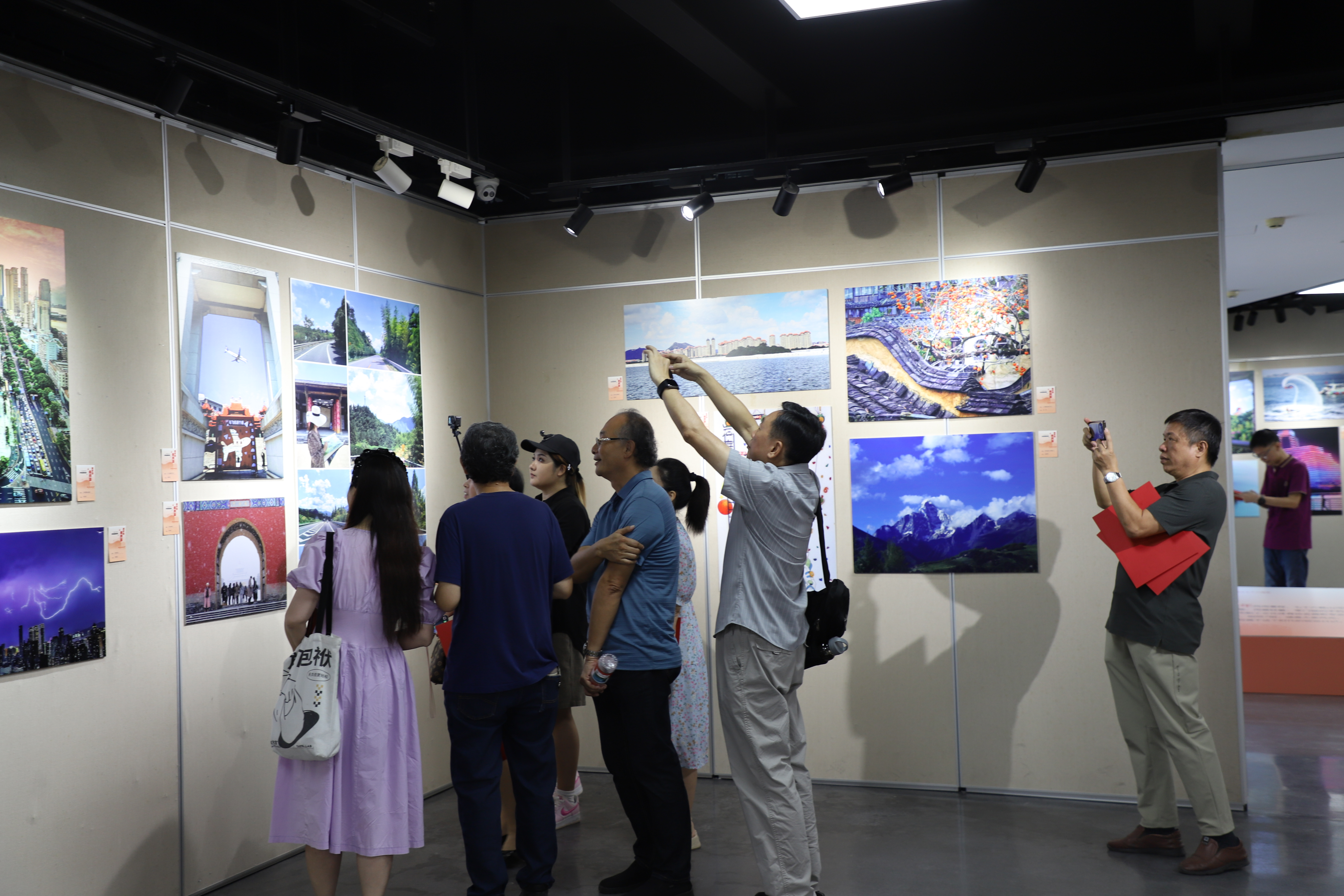 职工观看摄影展鼎红金投。潘书婷 摄 职工观看摄影展。潘书婷 摄